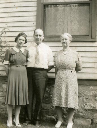 393. Gertie and William Humphrey with Lena