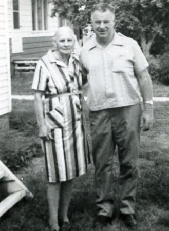 442. Wilmer and his Aunt Lily( GWs sister), 1970